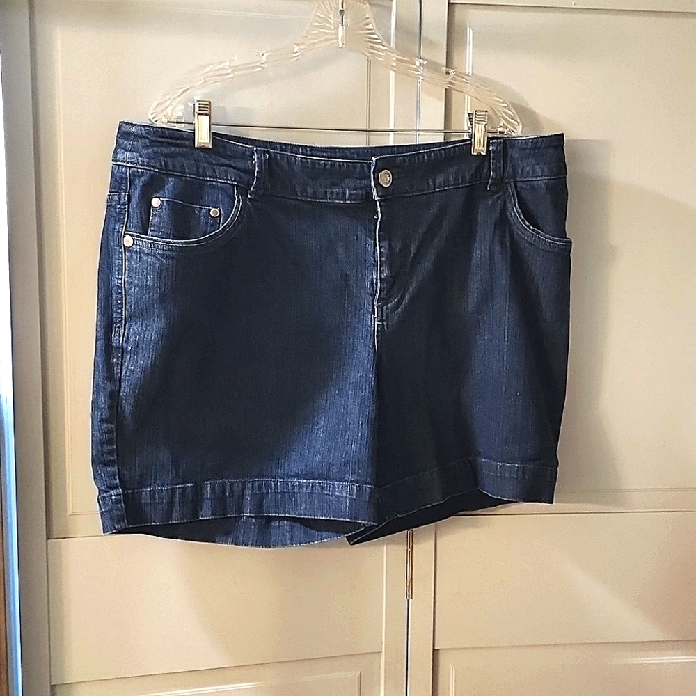 REDUCED!!  FALL CLEARANCE!! Womens Mossimo Jean Shorts... Size 18W.